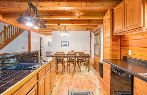 Marion Cabina | Great Life At Grants Mountain Hot Tub-Fire Pit-WiFi-Fireplace