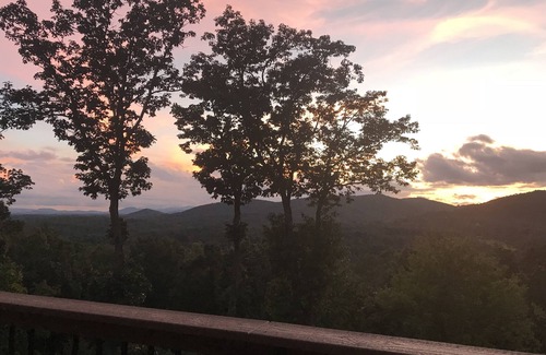 Fletcher Casa | Vistas espectaculares de la puesta de sol, cerca de los restaurantes y cervecerías de Asheville, jacuzzi!