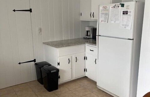 Stone Harbor Casa | Buena ubicación. Este dúplex de estilo rancho cuenta con dos dormitorios y un baño. Aire acondicionado de ventana y bonito patio con parrilla de gas, mesa y sillas. Aparcamiento en la calle. ¡A un corto paseo de la playa y de todo lo que Stone Har...