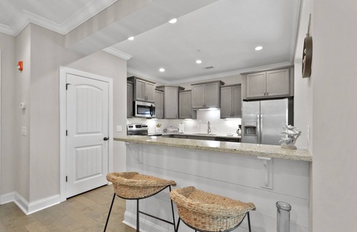 Epworth Acres Condominio | Great location. Easy off the island. 2 miles to beaches & pier/village area.