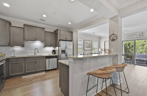 Epworth Acres Condominio | Great location. Easy off the island. 2 miles to beaches & pier/village area.