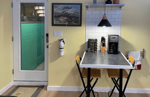 Oakwood Village Apartamento | Great Mid-Town Toronto Bachelor Suite Convenient to Downtown and Airport