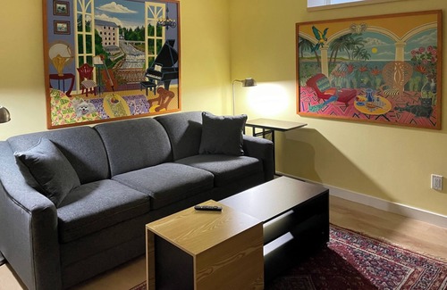 Oakwood Village Apartamento | Great Mid-Town Toronto Bachelor Suite Convenient to Downtown and Airport