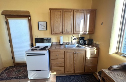 El Prado Apartamento | Great mountain views in cozy casita in north Taos. Note: 30 day rental minimum