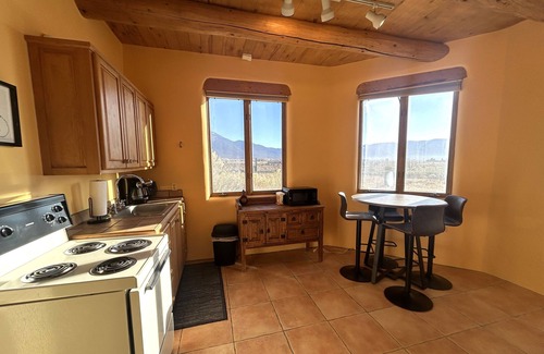 El Prado Apartamento | Great mountain views in cozy casita in north Taos. Note: 30 day rental minimum