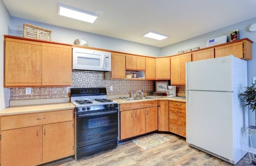 Champaign Casa | Great neighborhood! 3 bed 2 full bath close to shopping, restaurants, U of I