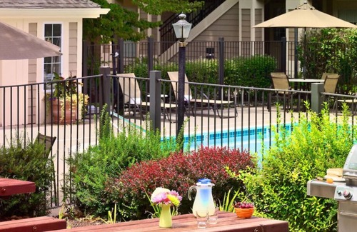 Somers Point Casa | Great Pick! With Free Breakfast & Parking, Pool, Pets are Welcome!