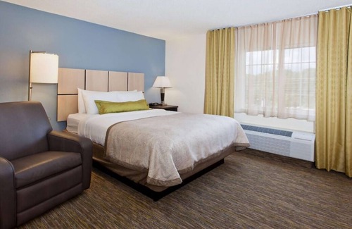 Southfield Casa | Great Relaxing Overnight Stay! 4 Spacious Rooms w/ Kitchen! Free Parking