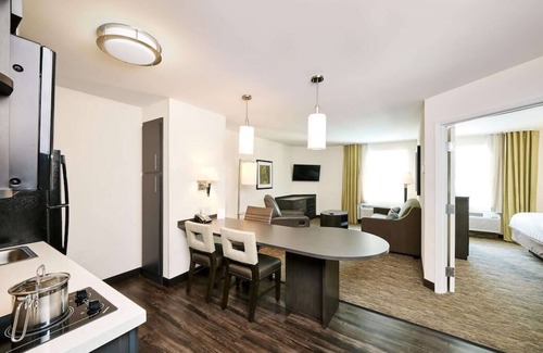 Southfield Casa | Great Relaxing Overnight Stay! 4 Spacious Rooms w/ Kitchen! Free Parking