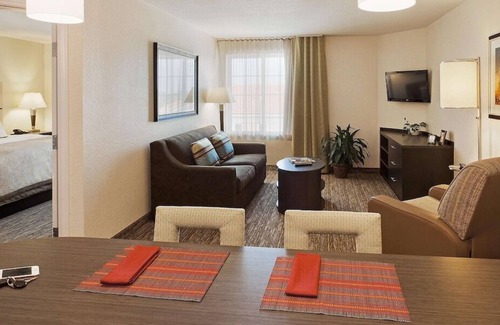 Southfield Casa | Great Relaxing Overnight Stay! 4 Spacious Rooms w/ Kitchen! Free Parking