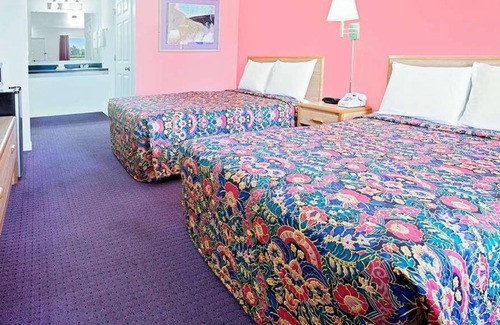 Muskogee Casa | Great Relaxing Overnight Stay at Knights Inn Muskogee! Pet-friendly Property