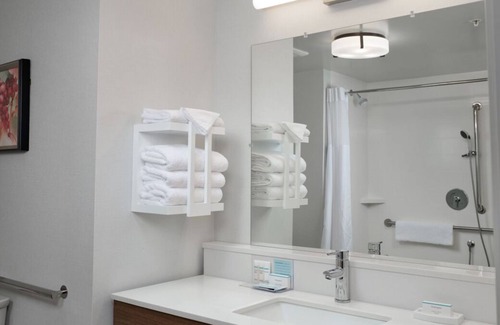 Tigard Casa | Great Relaxing Overnight! 3 Great Units, Pool, Free Parking & Breakfast