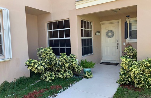 Davie Casa | Great room near NSU in a safe & quiet community