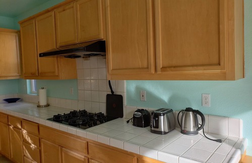 Tracy Casa | Gran casa espaciosa cerca de tiendas y restaurantes, fácil acceso a la autopista.