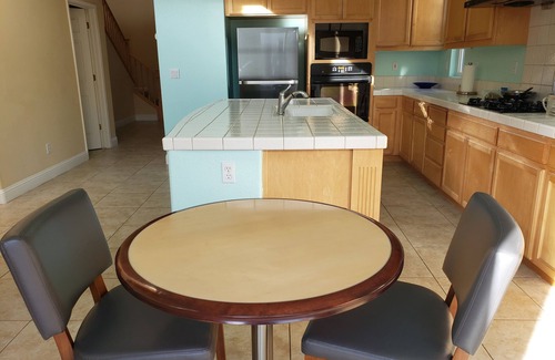 Tracy Casa | Gran casa espaciosa cerca de tiendas y restaurantes, fácil acceso a la autopista.