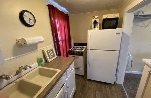 Geneva Cabaña | Great Strip Location | Walk to Lake| Wine Country | A/C | Grill & Firepit