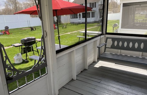 Geneva Cabaña | Great Strip Location | Walk to Lake| Wine Country | A/C | Grill & Firepit