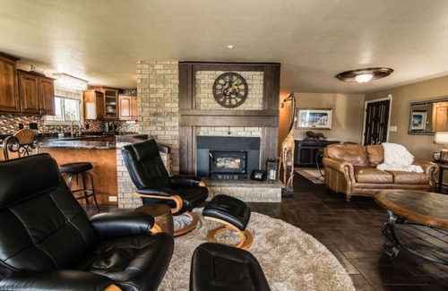 Suamico Casa | Green Bay Waterfront Home