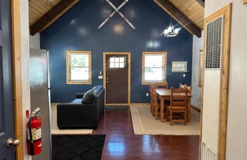 Red River Casa | Green Cottage On River Street