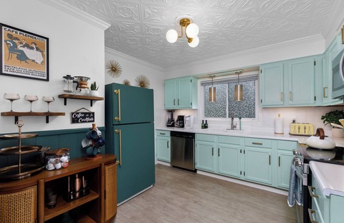 South Kansas City Casa | Green Cottage w/ 3 King Beds Peaceful Yet Minutes to Attractions & Arrowhead!