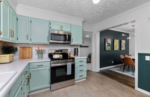 South Kansas City Casa | Green Cottage w/ 3 King Beds Peaceful Yet Minutes to Attractions & Arrowhead!