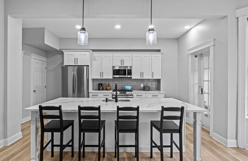 Greenville Casa | Green-Door Brownstone Private Room - BD 1