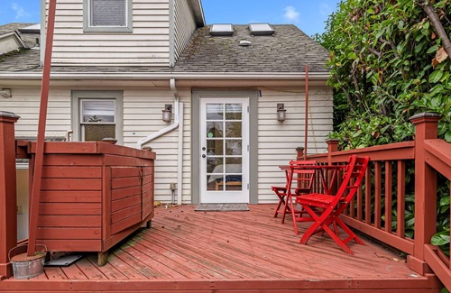 Green Lake Casa | Green Lake 2-level 4BR Home w Parking