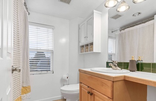 Green Lake Casa | Green Lake 2-level 4BR Home w Parking