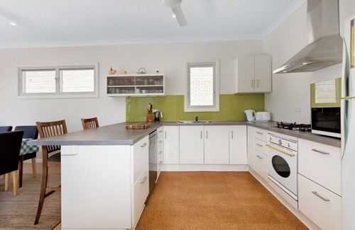 North Haven Casa | Green Mango - beach cottage. Walk to beach, park and breakwater. Family friendly