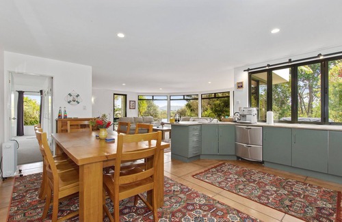 Mangawhai Heads Casa | Green Oasis - Mangawhai Heads Holiday Home
