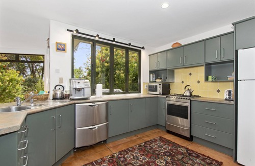 Mangawhai Heads Casa | Green Oasis - Mangawhai Heads Holiday Home