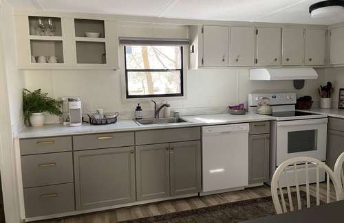 Saluda Cabaña | Beautiful riverfront cottage recently remodeled & family friendly!