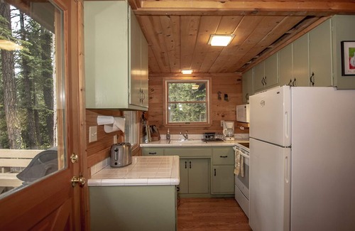 Ridgewood Casa | Green's Haven: casa de 2 dormitorios / 2 baños y alquiler de esquí en Carnelian Bay, capacidad para 6