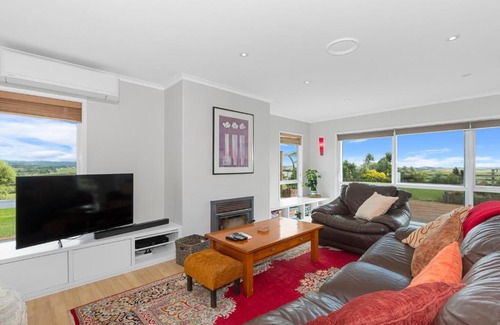 Onerahi Casa | Green View - Parua Bay Holiday Home