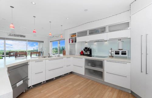 Onerahi Casa | Green View - Parua Bay Holiday Home