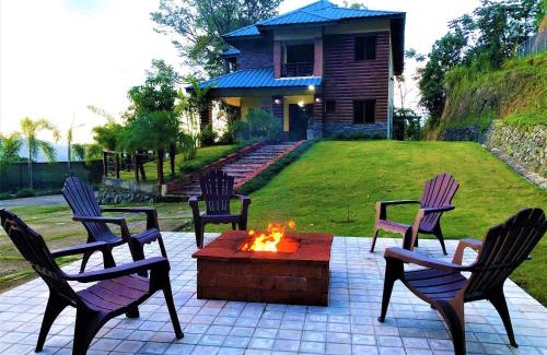 Jarabacoa Villa | Green Village By Hospedify, Hermosa Villa En Las Alturas con Piscina, Billar, y BBQ