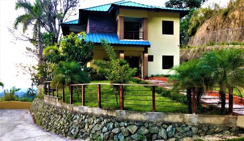 Jarabacoa Villa | Green Village By Hospedify, Hermosa Villa En Las Alturas con Piscina, Billar, y BBQ