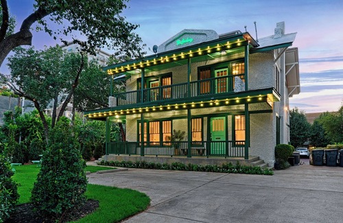 Uptown Casa | GREENHOUSE 🍀 1BD 1BA 🏠 Trolley 🚎 Pets 🐶 NEW 🌿
