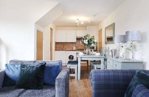 Kelty Casa | Greenknowes Lodge with Hot Tub & Stove