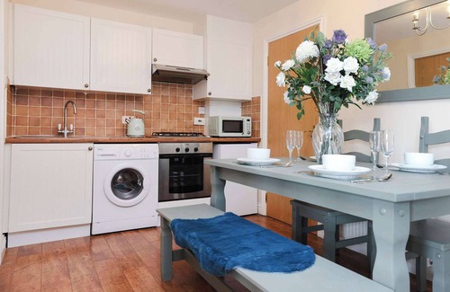 Kelty Casa | Greenknowes Lodge with Hot Tub & Stove