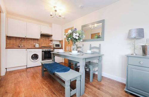 Kelty Casa | Greenknowes Lodge with Hot Tub & Stove