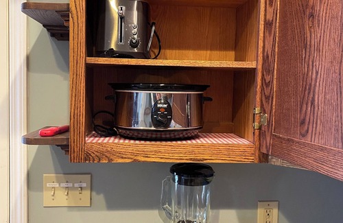 Hemlock Casa | Greentown Comfort- King bed, full kitchen, pure water!