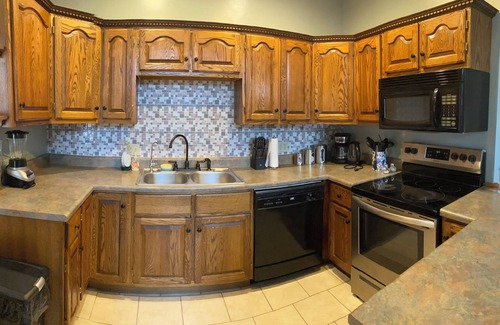 Hemlock Casa | Greentown Comfort- King bed, full kitchen, pure water!