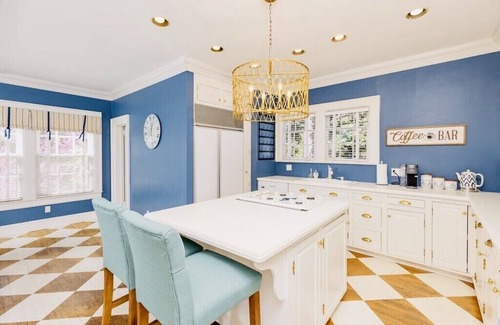 High Point Casa | Greenway Manor Updated 6BR Historic Luxury Close to HPU and Furniture Market