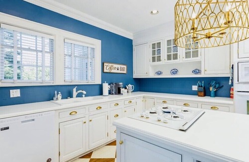 High Point Casa | Greenway Manor Updated 6BR Historic Luxury Close to HPU and Furniture Market