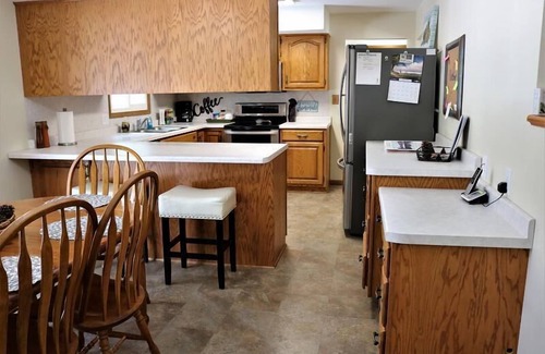 Escanaba Casa | Greenwood Getaway (Escanaba, MI): ¡Abierto todo el año! Cerca del centro de Escanaba, admite mascotas