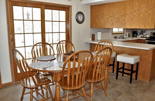 Escanaba Casa | Greenwood Getaway (Escanaba, MI): ¡Abierto todo el año! Cerca del centro de Escanaba, admite mascotas