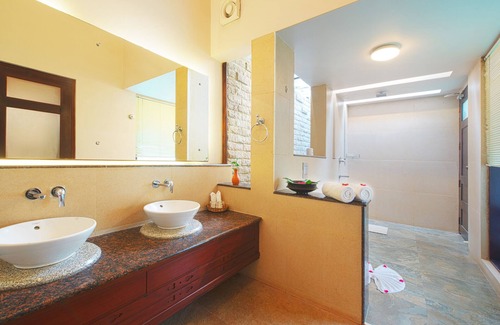 Vazhayil Hotel | Greenwoods Resort