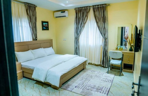 Gwarinpa Estate Hotel | Grey Top Apartment