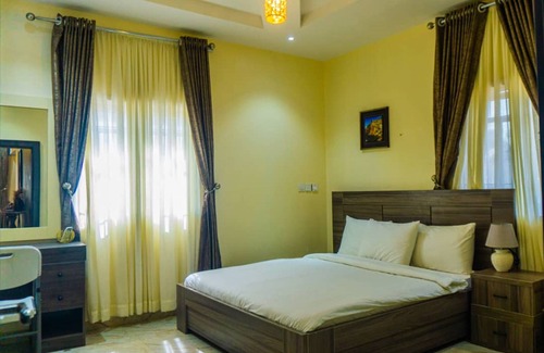Gwarinpa Estate Hotel | Grey Top Apartment